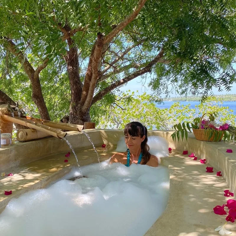 Open-air bathtub